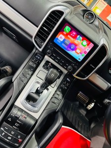 ポルシェ　純正ナビ　PCM PCM4 PCM5 PCM6 PCM7 後付け　ワイヤレス　CarPlay カープレイ　Android Auto ミラーリング　iPhone ワイヤレス　映像入力　AVインターフェース　AUX 外部入力　コーディング　マカン　カイエン　パラメーラ　992 991 997 996 スピーカー交換　センタースピーカー ブルメスター　BOSE Bang & Olufsen バングアンドオルフセン　Youtube 動画視聴　動画アプリ　名古屋　HOT WIRED ホットワイヤード