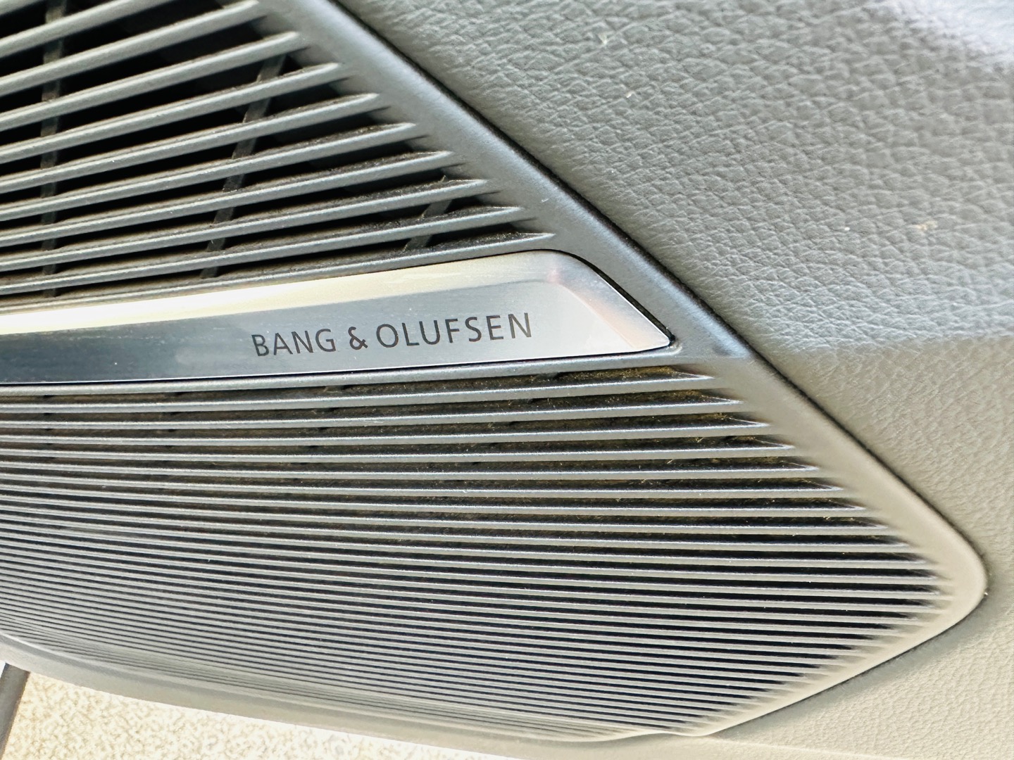 アウディ純正バングアンドオルフセンの音質改善を実現する：AUDI Q8 純正Bang&Olufsenのスピーカー交換方法