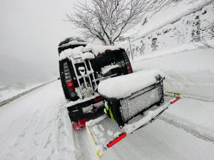 車中泊　キャンパー　ステルス　車中泊仕様車　製作　ベッドキット　引き出し　ストレージ　暖房　マットレス　フルサイズ　アメ車　diy　無改造　冬　車中飯　ポータブル電源　タフ丸　バーナー　オイルステイン　hummer h2 ハマー　suv ワゴン　ミニバン　羽布団　羽毛　電気毛布　湯たんぽ　キャンピングカー　キャンプ　スノーボード　釣り　スキー　エアマット　キャンパーキット　ベッドキット　suv ミニバン　ワゴン　トラック 雪中車中泊