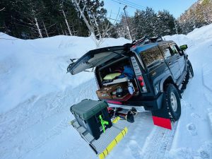 車中泊　キャンパー　ステルス　車中泊仕様車　製作　ベッドキット　引き出し　ストレージ　暖房　マットレス　フルサイズ　アメ車　diy　無改造　冬　車中飯　ポータブル電源　タフ丸　バーナー　オイルステイン　hummer h2 ハマー　suv ワゴン　ミニバン　羽布団　羽毛　電気毛布　湯たんぽ　キャンピングカー　キャンプ　スノーボード　釣り　スキー